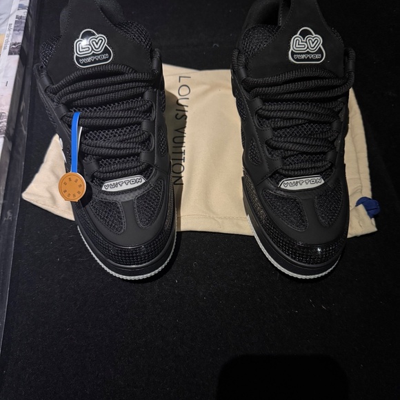 Size9 LV skate sneaker - Picture 2 of 5